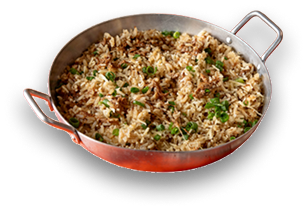 Fotografia do arroz caldoso com fraldinha em panela: arroz com carnes desfiadas e cebolinha.