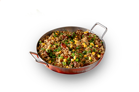 Fotografia da galinhada em panela: arroz com frango desfiado, milho verde e cebolinha.