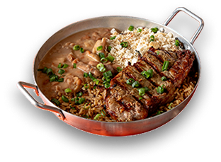 Fotografia do prato queima do alho em panela: arroz, carne grelhada, molho e farofa com cebolinha.