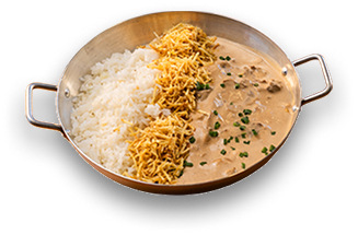 Fotografia do strogonoff de carne em panela: arroz, batata palha e molho cremoso com cubos de carne.