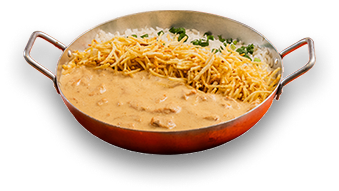 Fotografia do strogonoff de frango em panela: arroz, batata palha crocante e molho cremoso com frango.