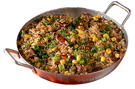Fotografia da galinhada em panela: arroz com frango desfiado, milho verde e cebolinha.