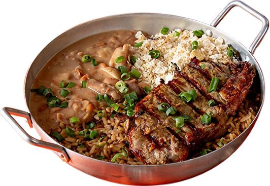 Fotografia do prato queima do alho em panela: arroz, carne grelhada, molho e farofa com cebolinha.