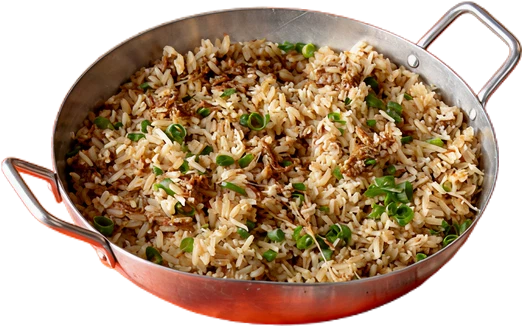 Fotografia do arroz caldoso com fraldinha em panela: arroz com carnes desfiadas e cebolinha.