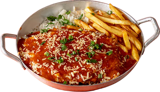 Fotografia da parmegiana de carne em panela: carne com molho de tomate, queijo derretido, arroz e batata frita.