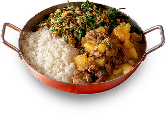Fotografia do prato vaca atolada em panela: arroz branco, mandioca com carne em molho e acompanhamentos.
