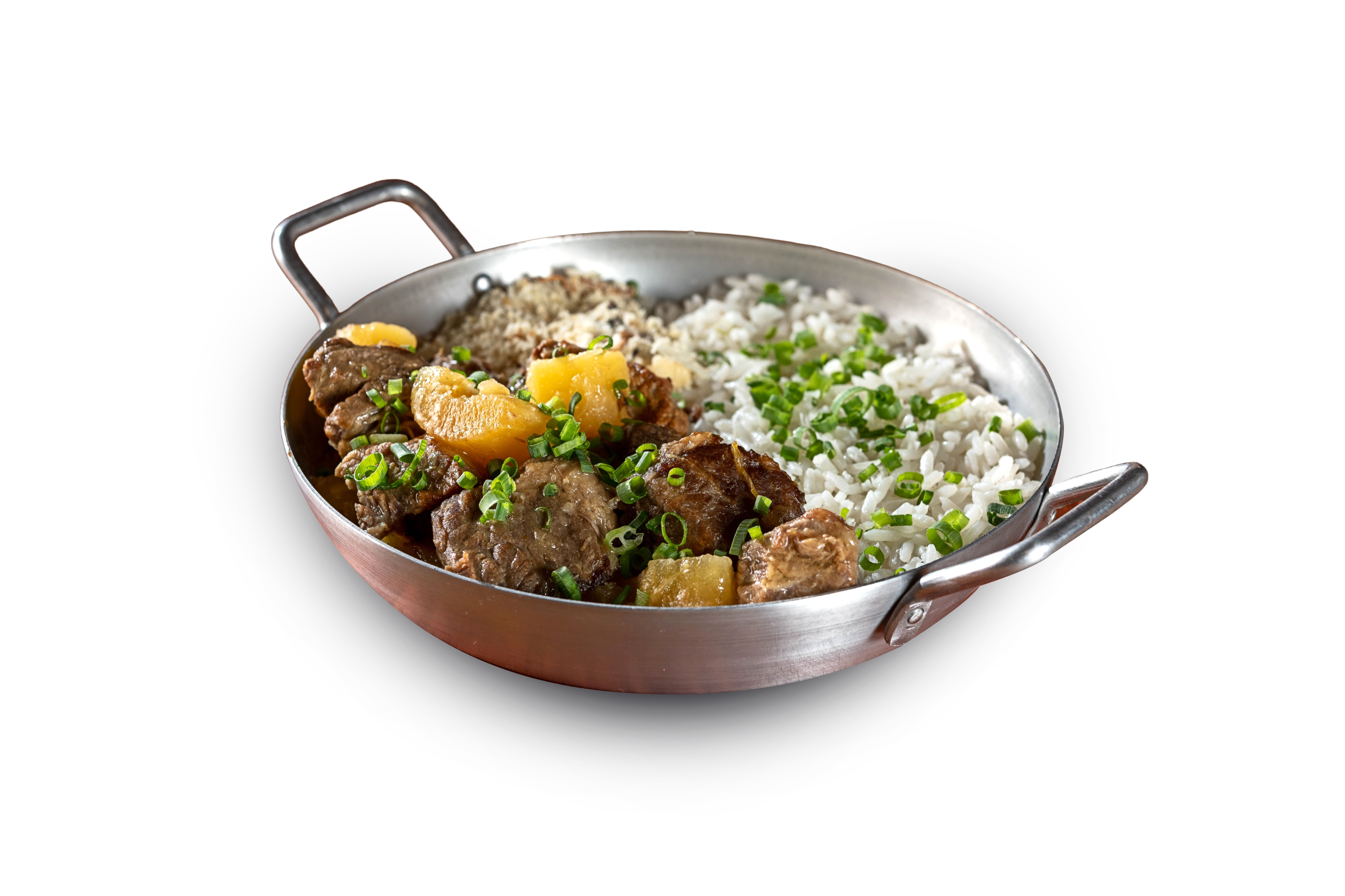 Fotografia do prato vaca atolada em panela: arroz branco, mandioca com carne em molho e acompanhamentos.